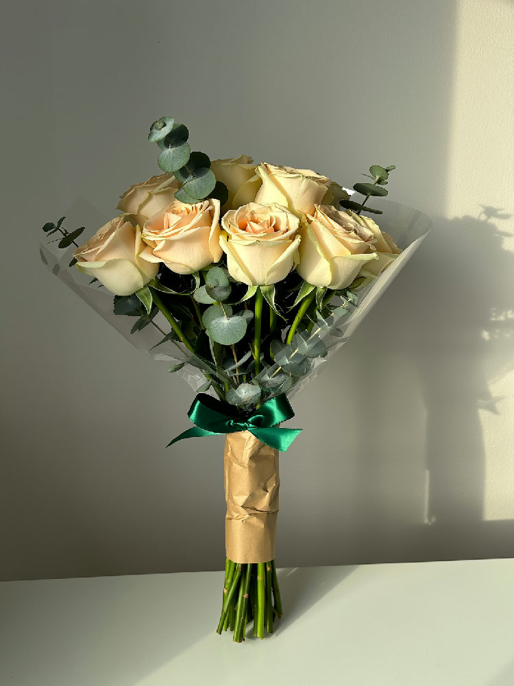 10 champagnefärgade rosor