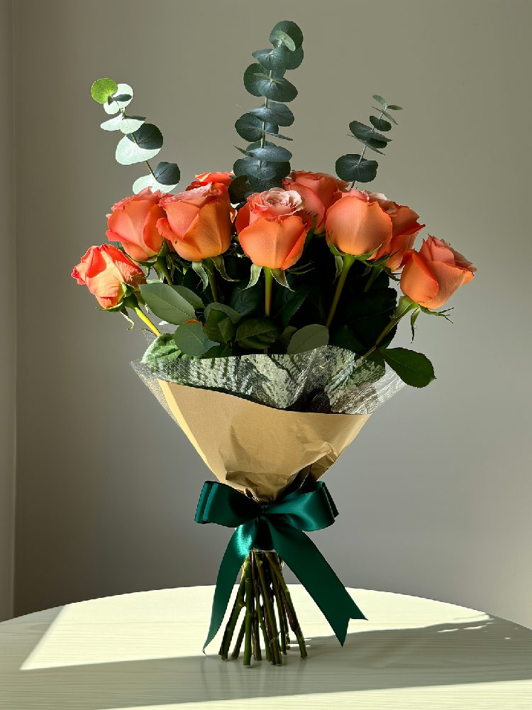 10 persikofärgade rosor
