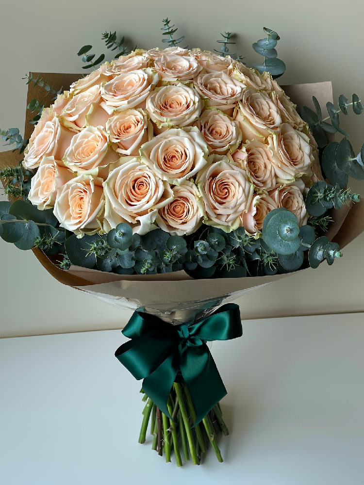 30 champagnefärgade rosor